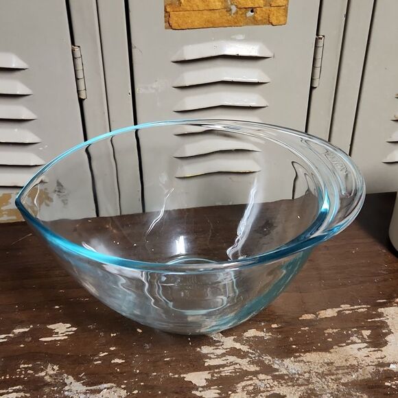Pyrex 2.5 Quart Tear Drop Mixing Bowl Clear with Aqua/Turquoise Tint Vintage - Picture 1 of 4